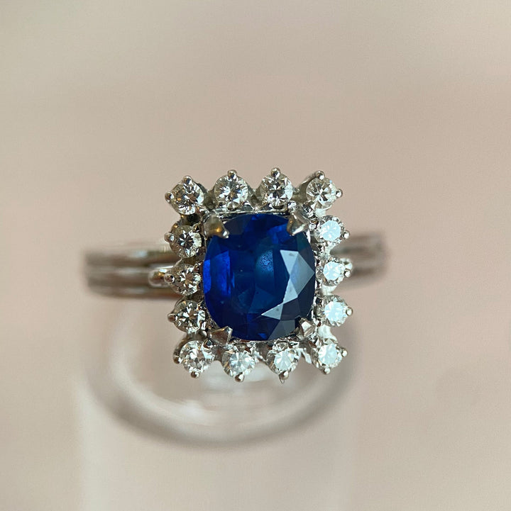 Zeitloser Weißgoldring 750 mit zentralem blauem facettierten Saphir und funkelnden Diamanten in Krappenfassungen, klassisches Design aus der zweiten Hälfte des 20. Jahrhunderts