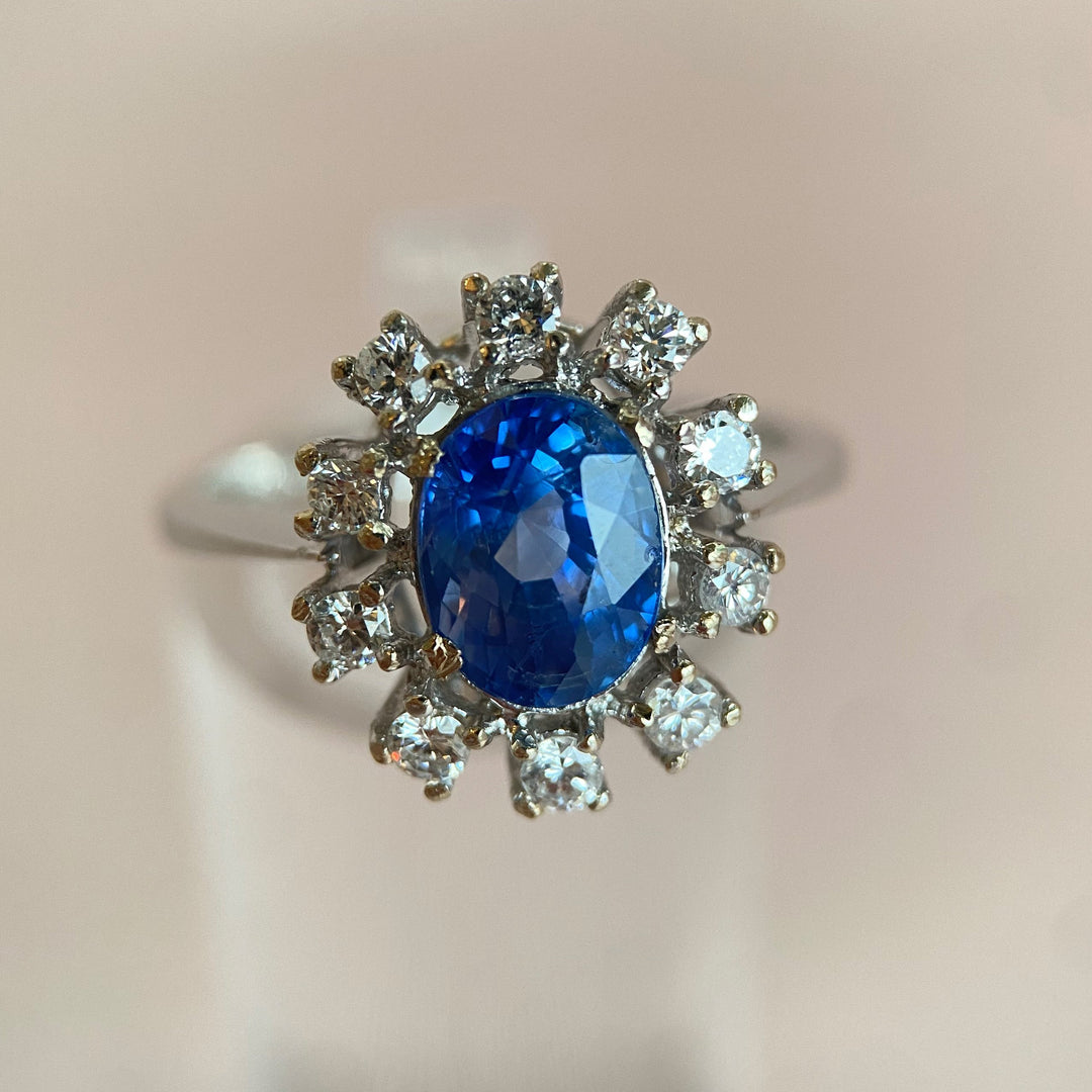 Weißgoldring 750 aus dem letzten Viertel des 20. Jahrhunderts mit 2,85 ct facettiertem blauen Saphir und 10 funkelnden Diamanten in Krappenfassungen, „Zartblaue Weisheit“ 
