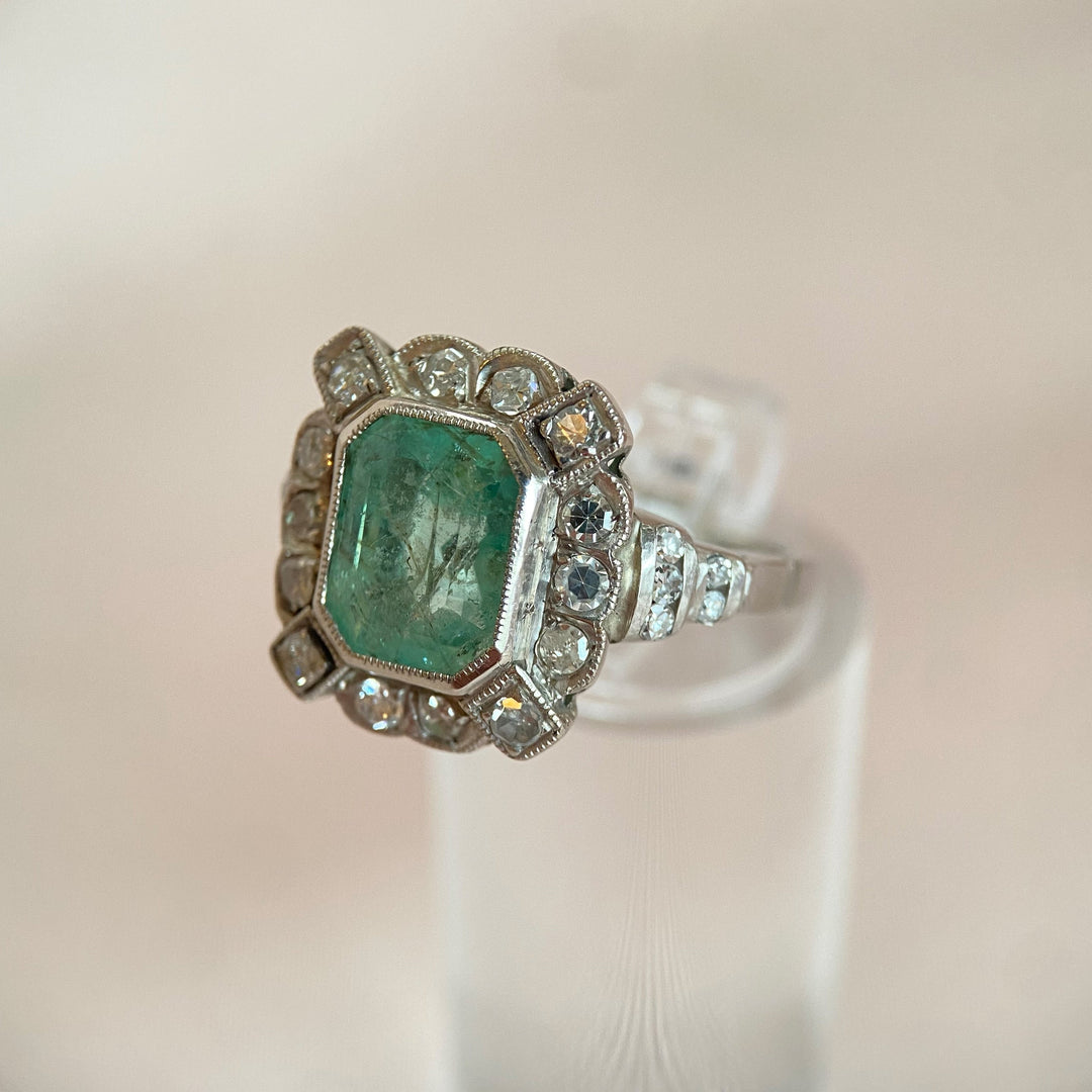 Seitenansicht des Platinrings mit Smaragd und Diamanten, elegante Ringschiene und klassische Proportionen