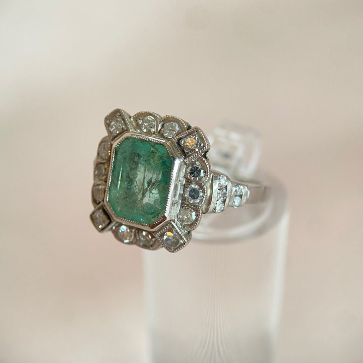 Seitenansicht des Platinrings mit Smaragd und Diamanten, elegante Ringschiene und klassische Proportionen