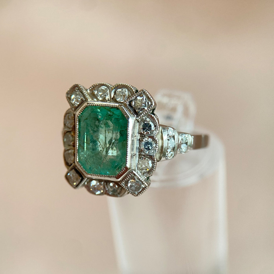 Zeitloser Platinring mit großem facettierten grünen Smaragd und Diamanten, Meisterwerk des 20. Jahrhunderts von VP Treasury