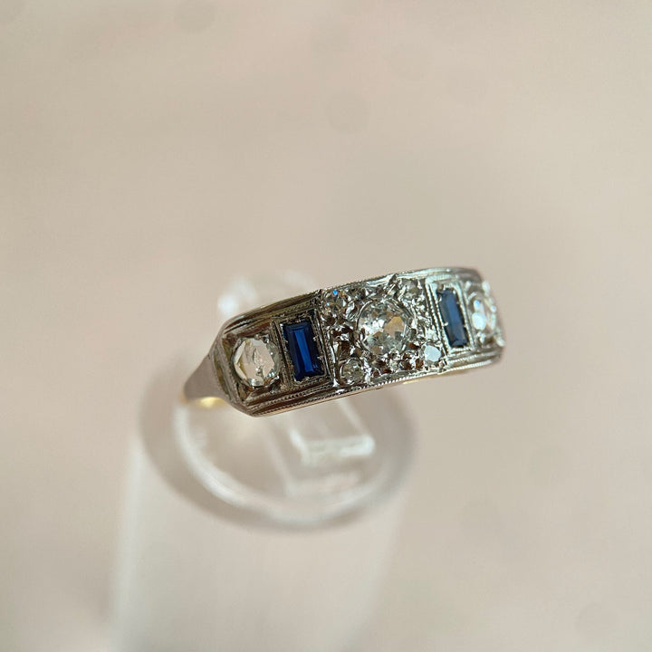 Nahaufnahme der Marquise-Diamanten im Weißgoldring, schlanke Steinformen und funkelnde Akzente sichtbar