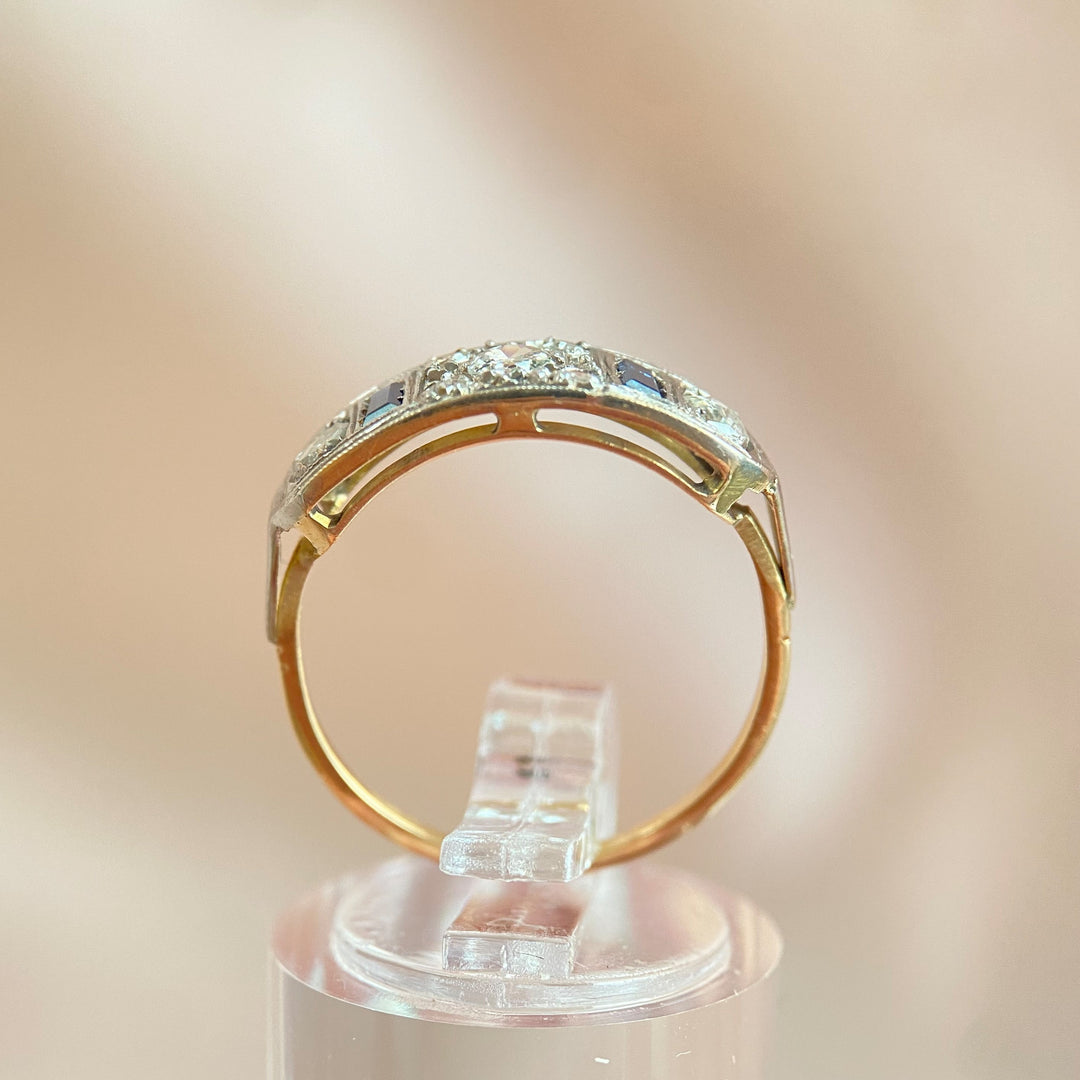 Seitenperspektive des Rings mit Diamanten, zeigt Ringschiene, Fassungsdetails und feine Metallarbeit