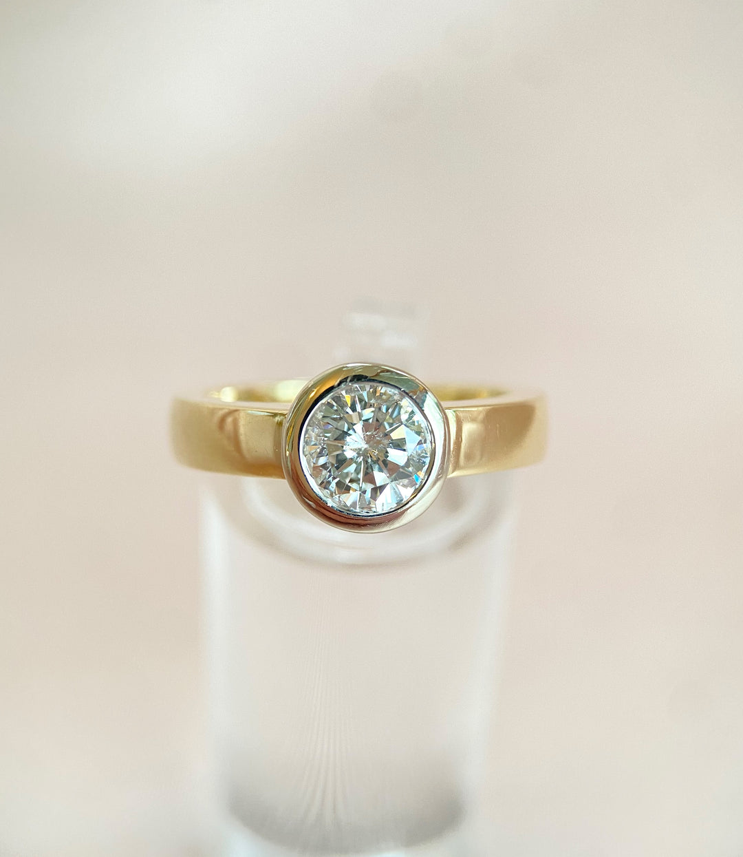 Gelb‑ und Weißgoldring 585 aus der Jahrtausendwende mit zentralem Brillantdiamanten ca. 1,30 ct in Zargenfassung, elegantes Design des Übergangs ins neue Jahrtausend