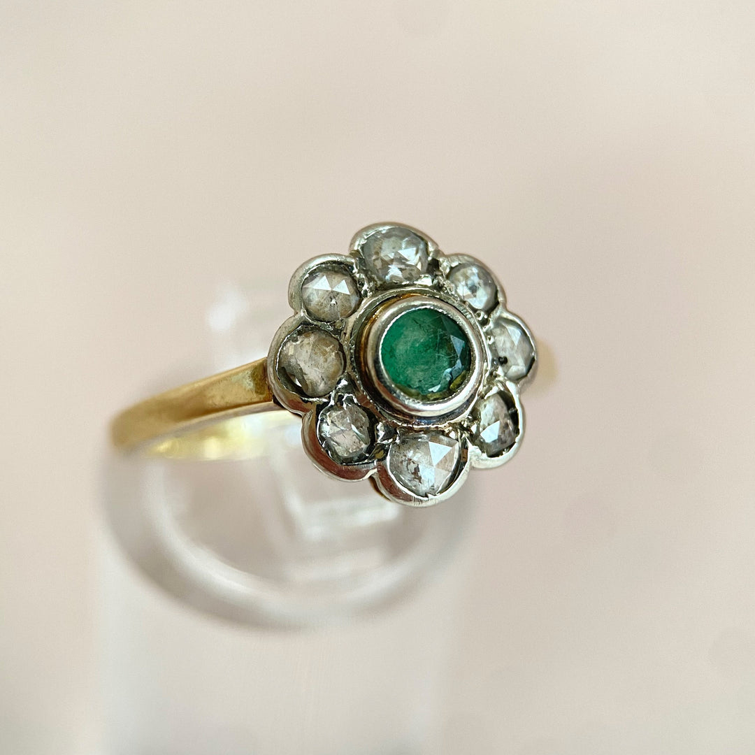 Detailaufnahme des intensiven grünen Smaragds im Vintage‑Weißgoldring, facettierte Edelsteinfarbe im Fokus