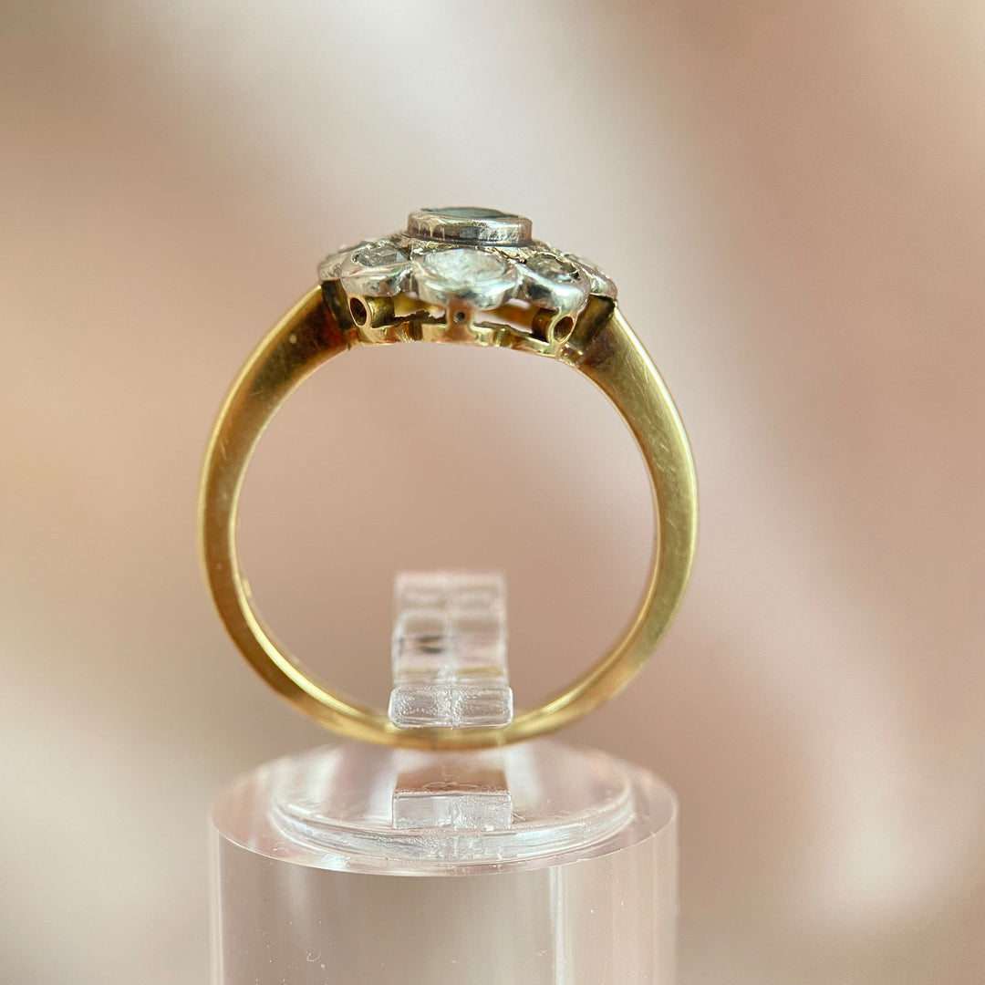 Seitenansicht des Vintage‑Rings mit Smaragdfokus und Diamantbesatz, zeigt Ringschiene und elegante Form