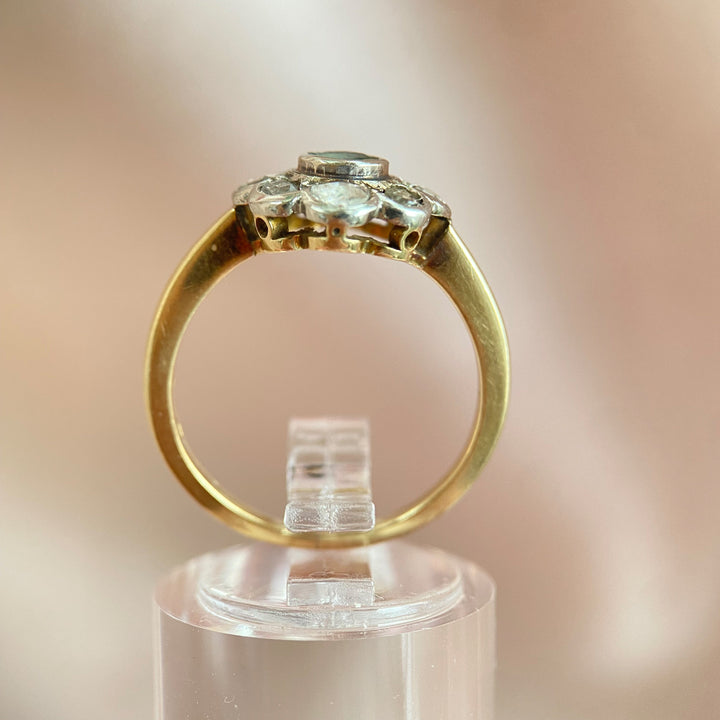 Seitenansicht des Vintage‑Rings mit Smaragdfokus und Diamantbesatz, zeigt Ringschiene und elegante Form