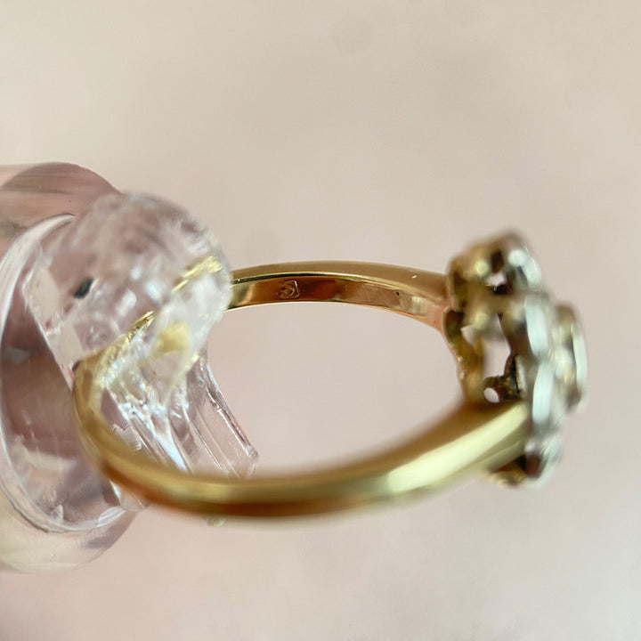 Detailaufnahme der Ringschiene und Innenpunze im Weißgoldring, feine Handwerksdetails und Edelmetallkennzeichnung erkennbar