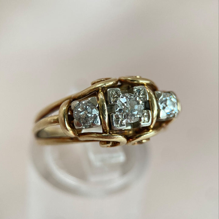 Detailaufnahme der kleineren Altschliff‑Diamanten im Gelb‑ und Weißgold‑Ring, funkelnde Reflexionen im Fokus