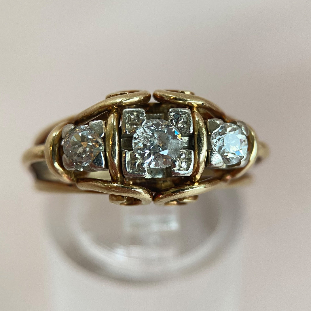 Vintage Diamant‑Ring aus Gelbgold 585 mit Weißgoldfassungen und mehreren Altschliff‑Diamanten, klassisches Schmuckstück um 1950 mit nostalgischem Charme