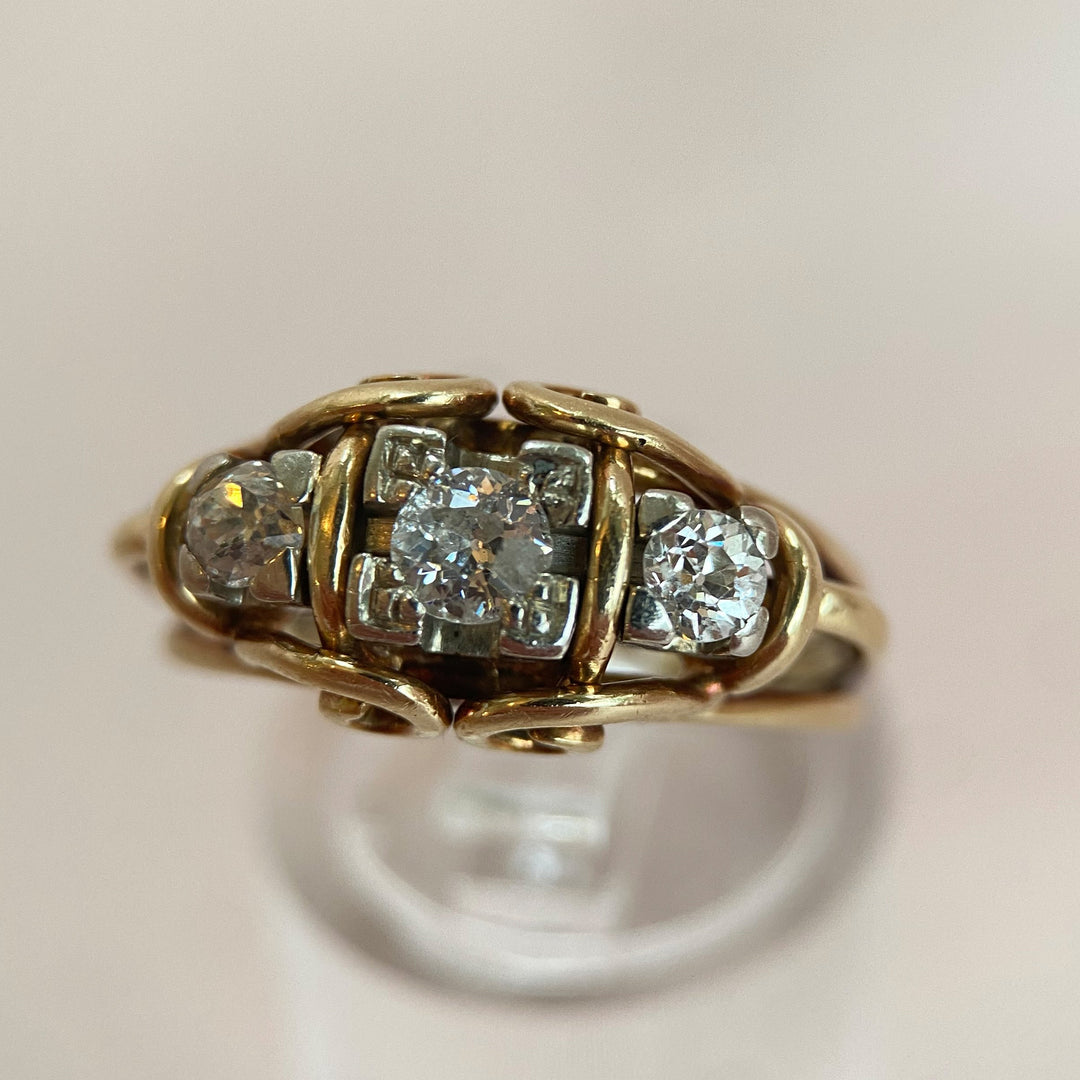 Gesamtaufnahme des Vintage Diamant‑Rings, harmonische Kombination aus Gelbgold und Weißgold auf neutralem Hintergrund