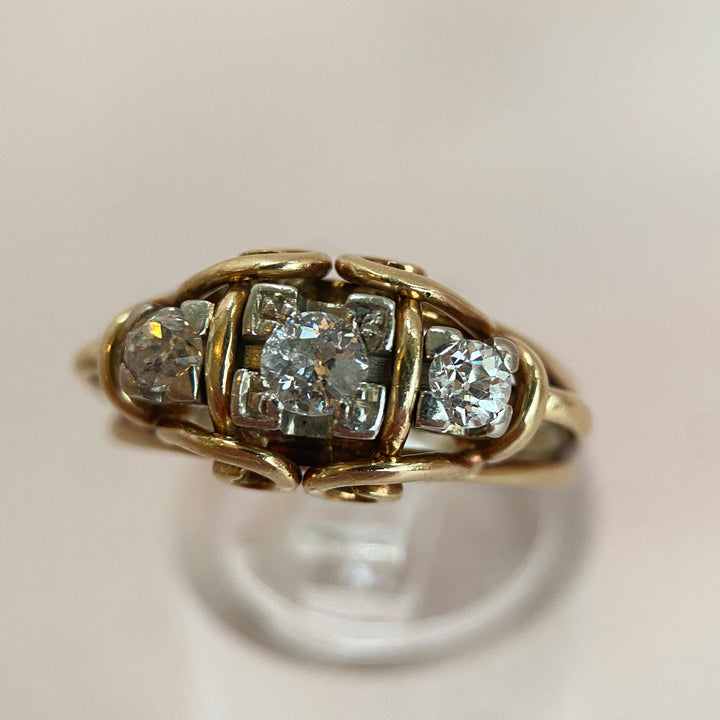 Gesamtaufnahme des Vintage Diamant‑Rings, harmonische Kombination aus Gelbgold und Weißgold auf neutralem Hintergrund