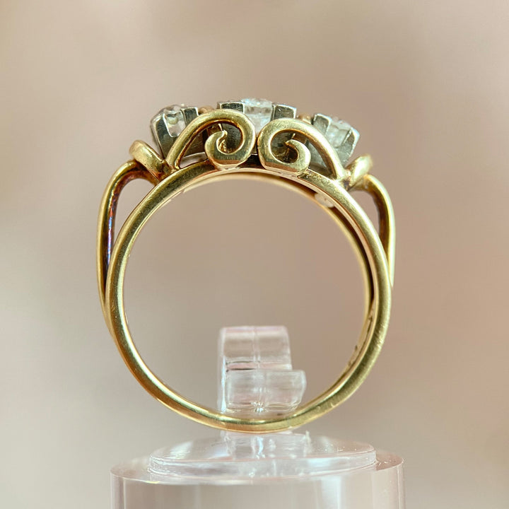 Seitenansicht des Rings mit Diamanten, zeigt Profil der Ringschiene, Weiß‑ und Gelbgoldelemente