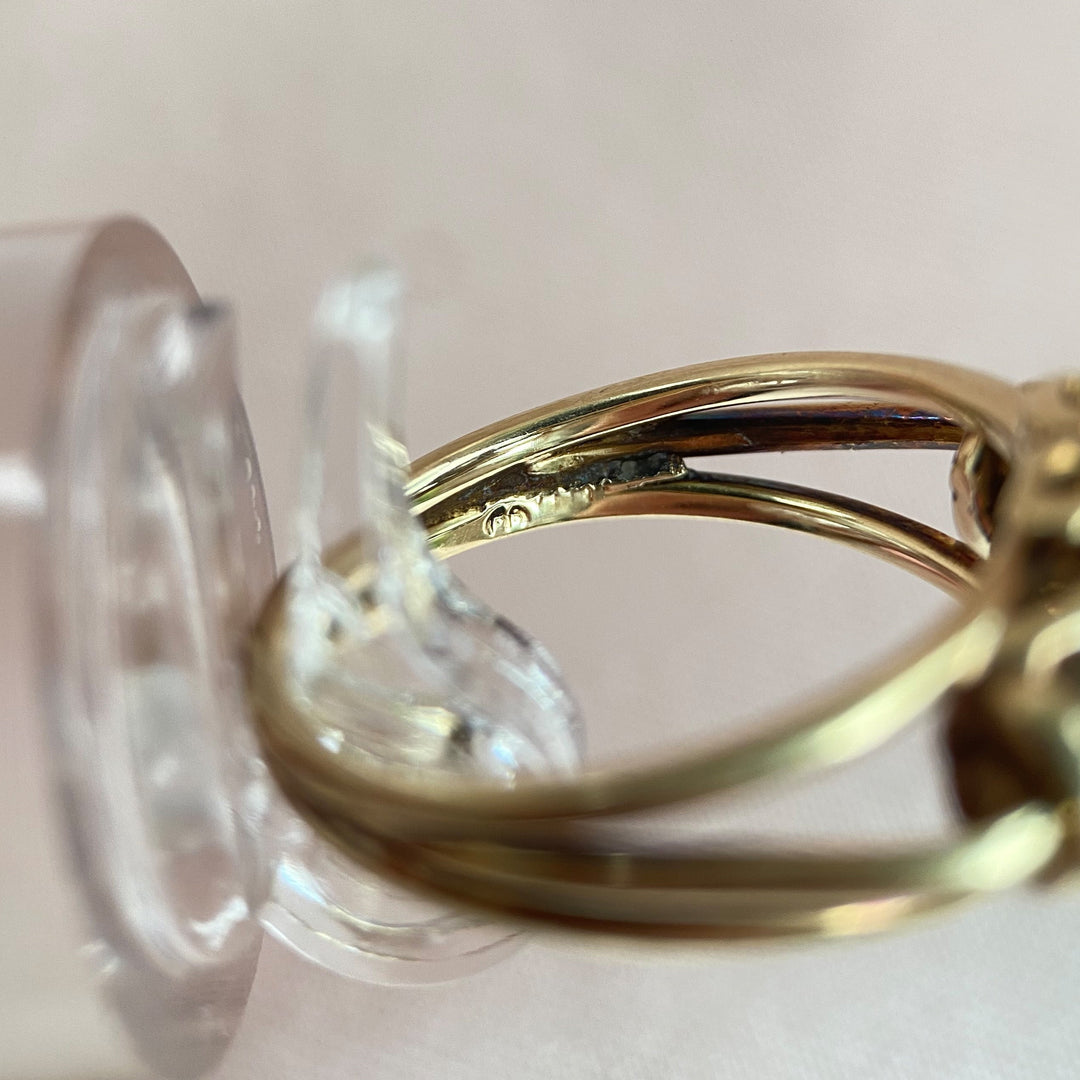 Detailfoto der Ringschiene und Innenpunze mit Stempel, zeigt Metallkennzeichnung und Echtheitszeichen