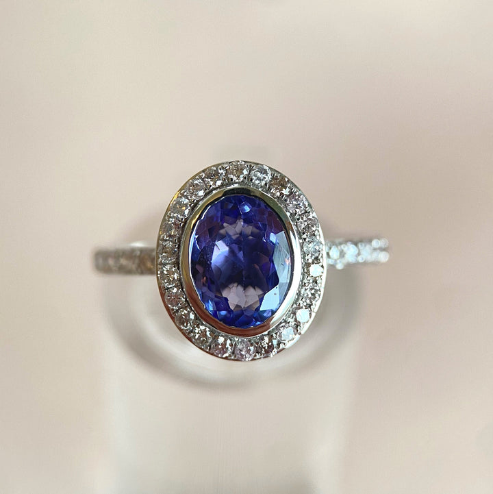 Weißgoldring 585 mit ovalem 1,31 ct facettiertem Tanzanit und 38 funkelnden Diamanten, modernes elegantes Schmuckdesign „Zart‑Lila Frühlingserwachen“