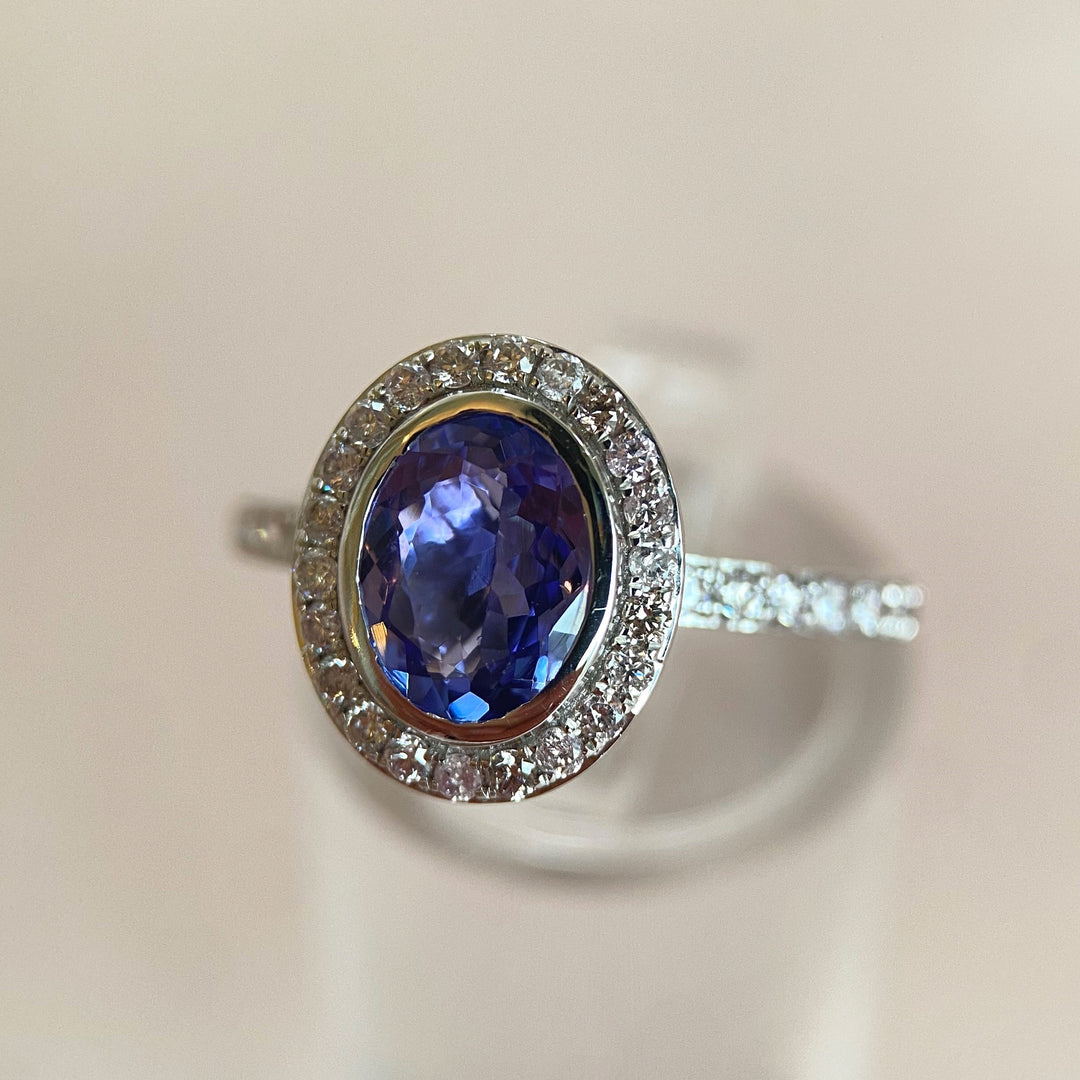 Detailaufnahme des intensiv blau‑violetten ovalen Tanzanits im Weißgoldring, kräftige Farbwirkung und präzise Krappenfassung