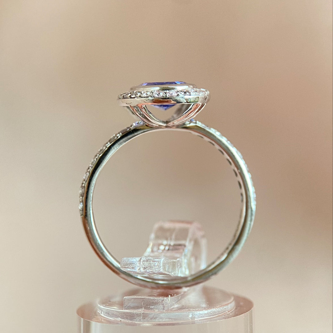 Seitenansicht des rings mit Krappenfassung, betont die Ringschiene und das elegante Profil aus Weißgold