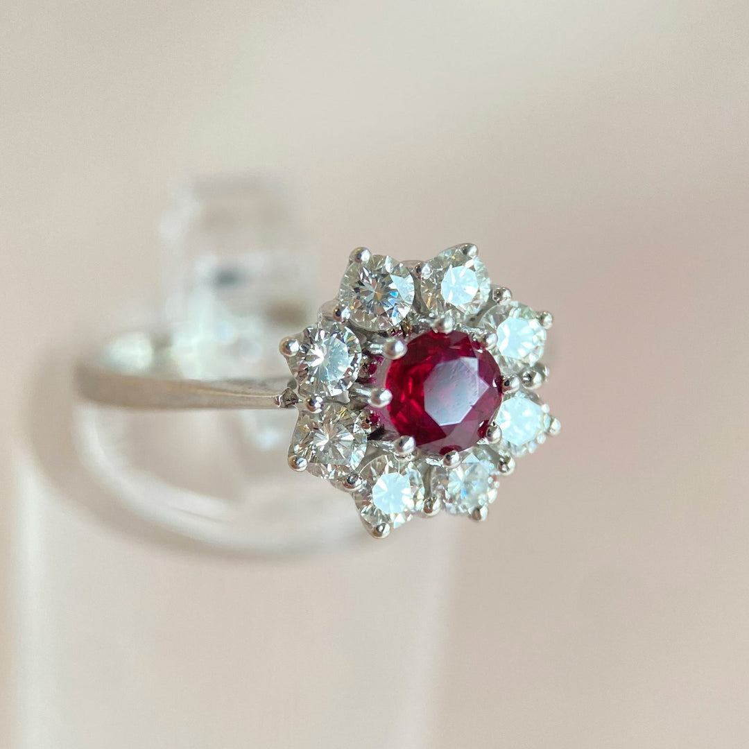 Detailaufnahme des intensiven rubinroten Edelsteins im Weißgoldring mit klar facettiertem Rundschliff, kräftige Farbe im Fokus