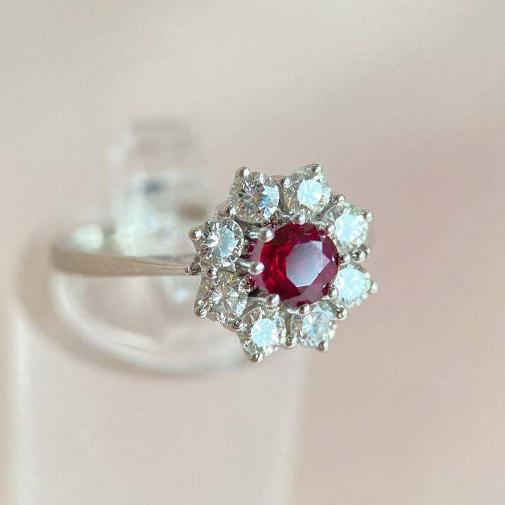 Detailaufnahme des intensiven rubinroten Edelsteins im Weißgoldring mit klar facettiertem Rundschliff, kräftige Farbe im Fokus