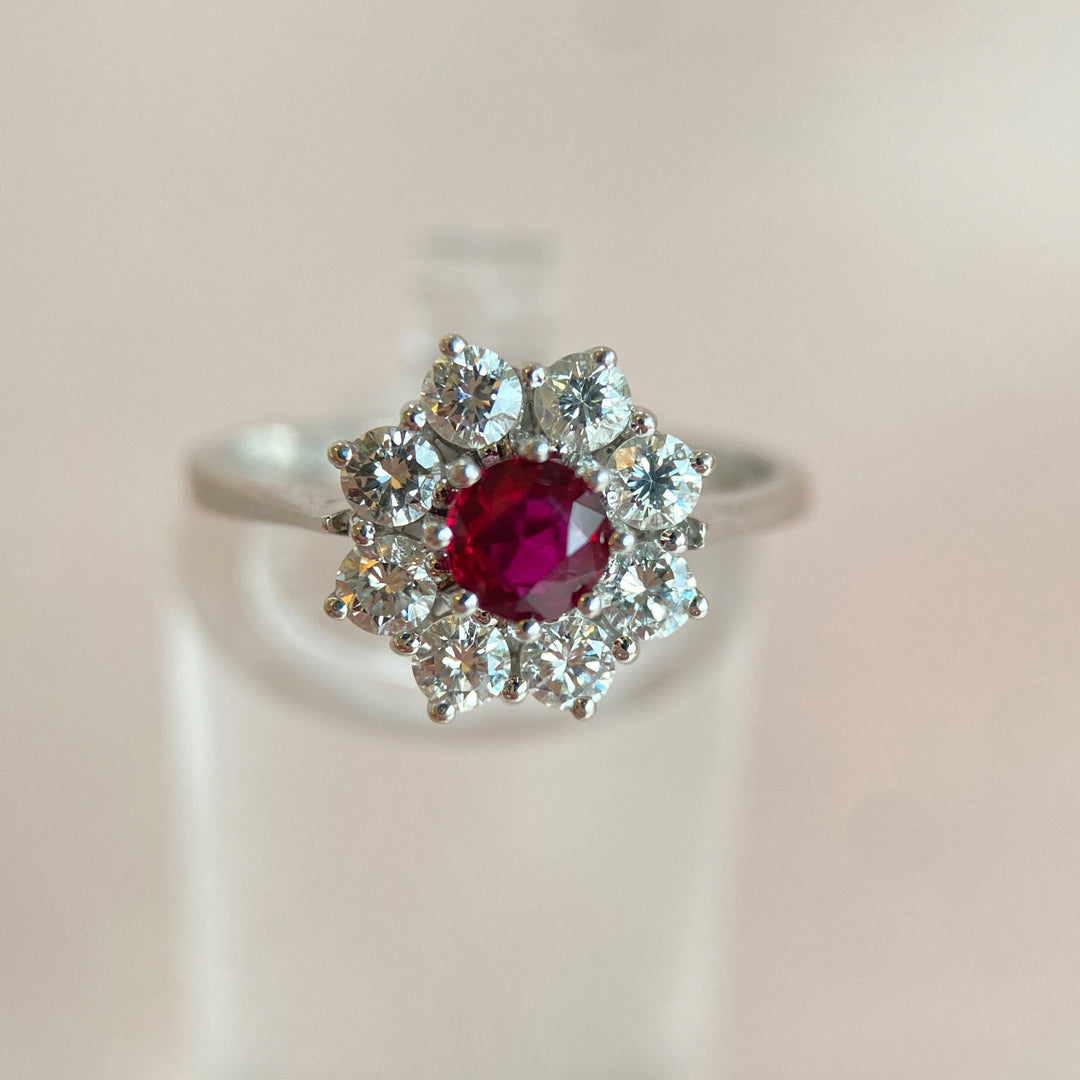 Weißgoldener WEMPE Ring mit facettiertem rubinroten Rubin ca. 0,30 ct und acht funkelnden Diamanten im Rundschliff, luxuriöses modernes Design „Feuersturm“
