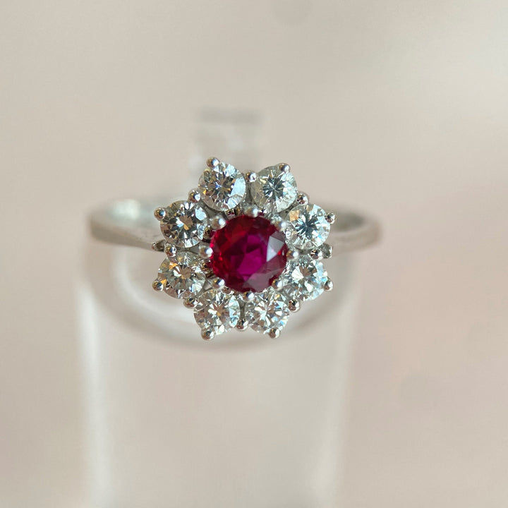 Weißgoldener WEMPE Ring mit facettiertem rubinroten Rubin ca. 0,30 ct und acht funkelnden Diamanten im Rundschliff, luxuriöses modernes Design „Feuersturm“
