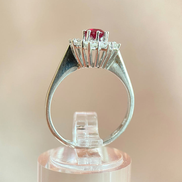 Seitenansicht des Rings mit Rubin und Diamanten, betont Ringschiene, Profil und edle Weißgoldarbeit
