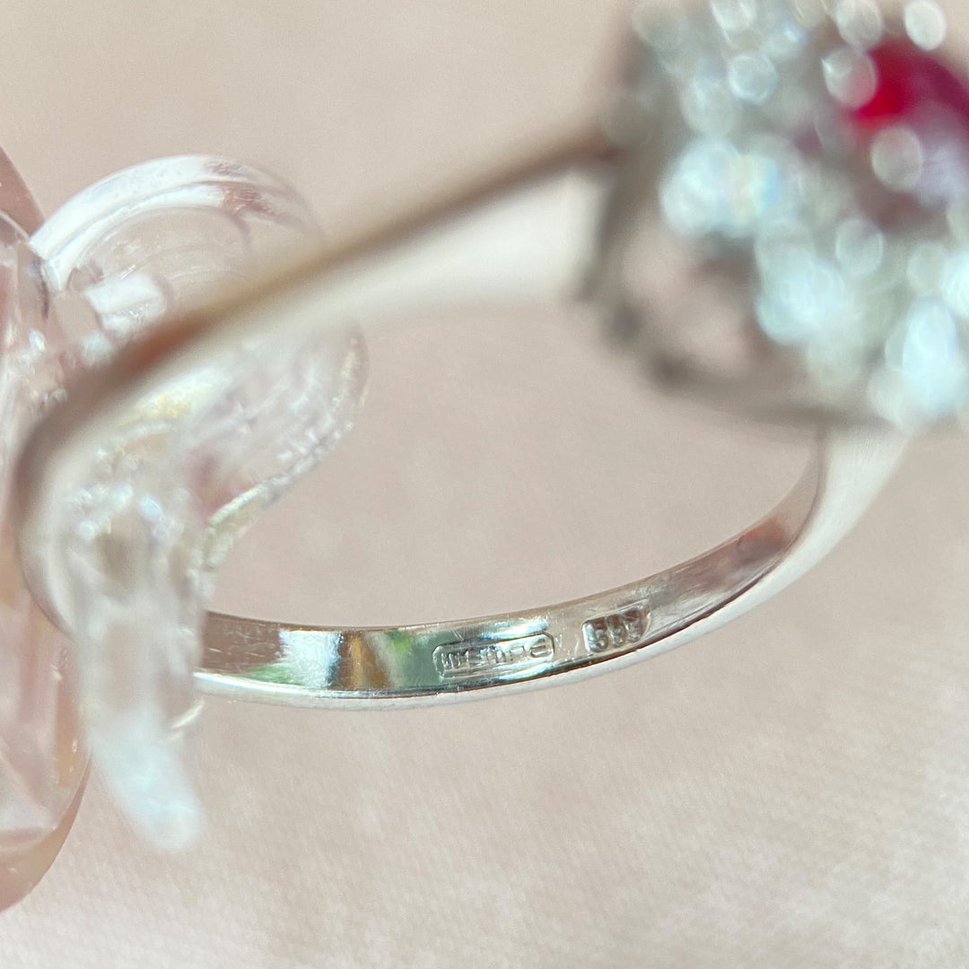 Detailfoto der Ringschiene und Innenpunze im Weißgoldring, zeigt Metallkennzeichnung und Echtheitszeichen