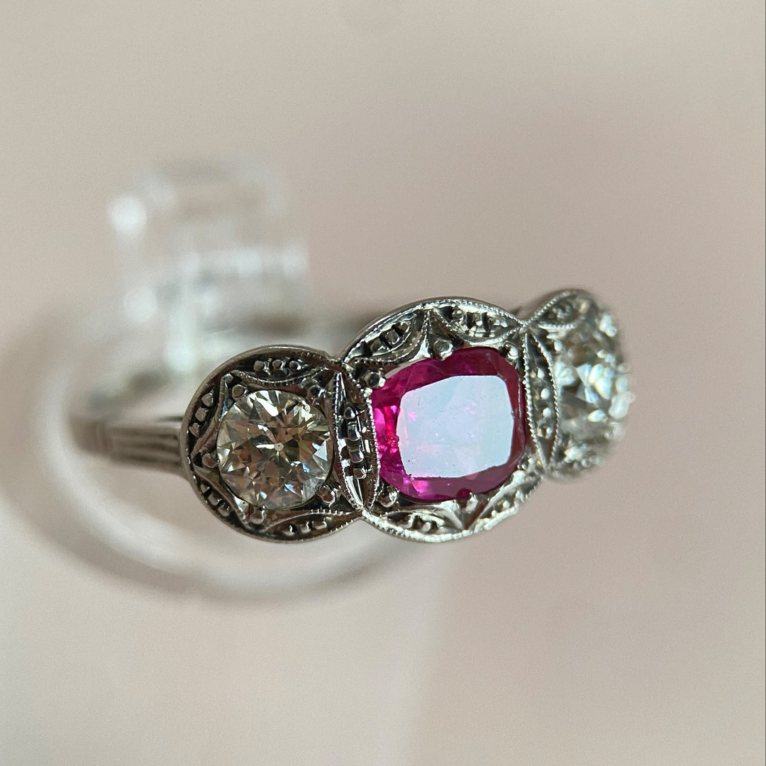 Studioaufnahme des Vintage‑Rubin‑Diamantrings mit Lichtspiel auf Edelsteinen und hochwertiger Verarbeitung