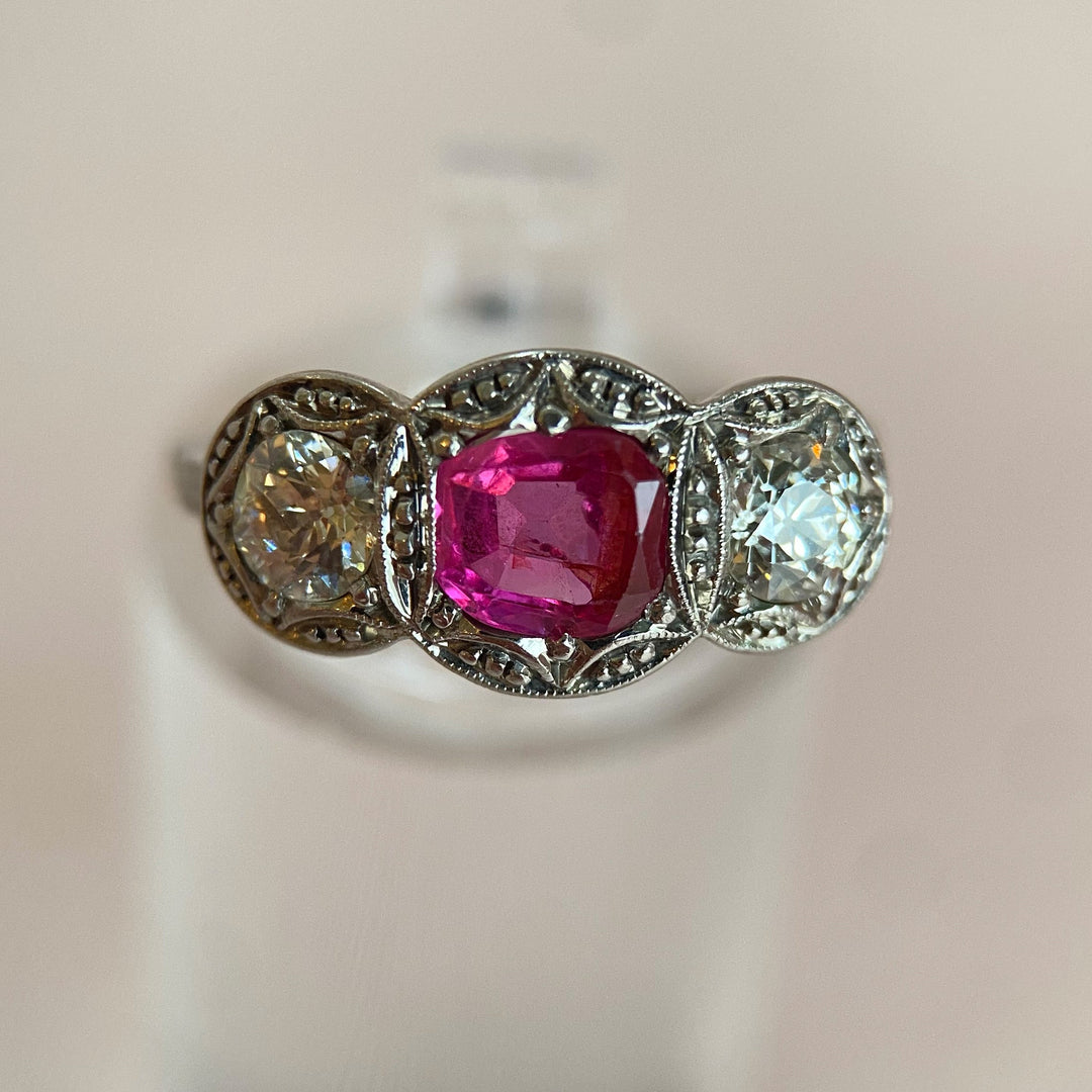 Vintage Weiß‑/Gelbgoldring mit pink‑rotem Burma‑Rubin ca. 0,75 ct und zwei Altschliff‑Diamanten, historischer Charme und elegant klassisches Design