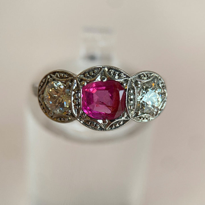 Vintage Weiß‑/Gelbgoldring mit pink‑rotem Burma‑Rubin ca. 0,75 ct und zwei Altschliff‑Diamanten, historischer Charme und elegant klassisches Design