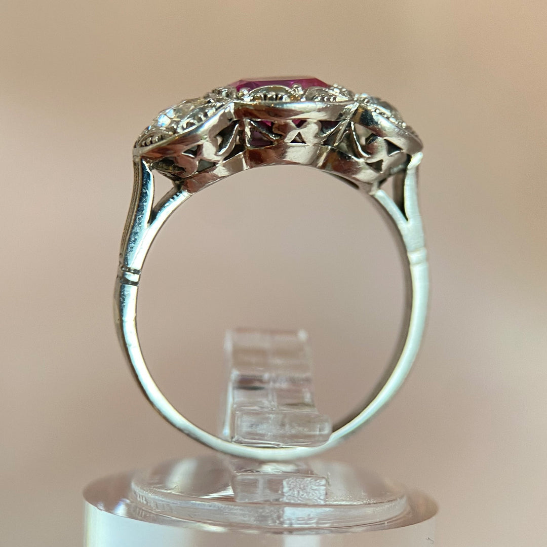 Weitere Gesamtaufnahme des Schmuckrings aus einer anderen Perspektive, harmonische Zusammensetzung der Edelsteine