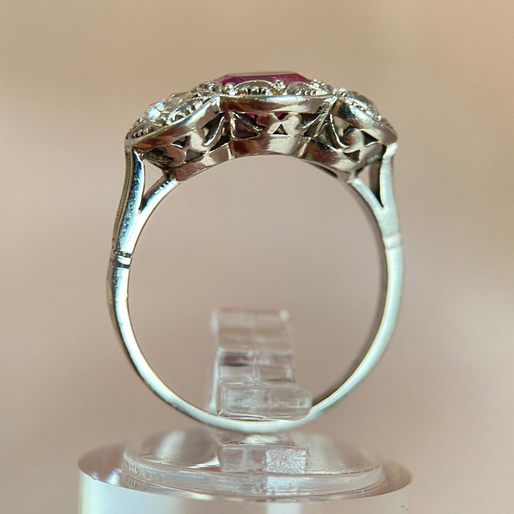 Weitere Gesamtaufnahme des Schmuckrings aus einer anderen Perspektive, harmonische Zusammensetzung der Edelsteine