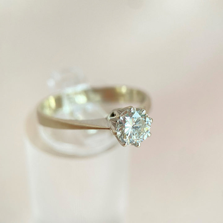 Nahaufnahme des rund geschliffenen Diamanten im Weißgoldring – funkelnde Facetten und moderne Fassung