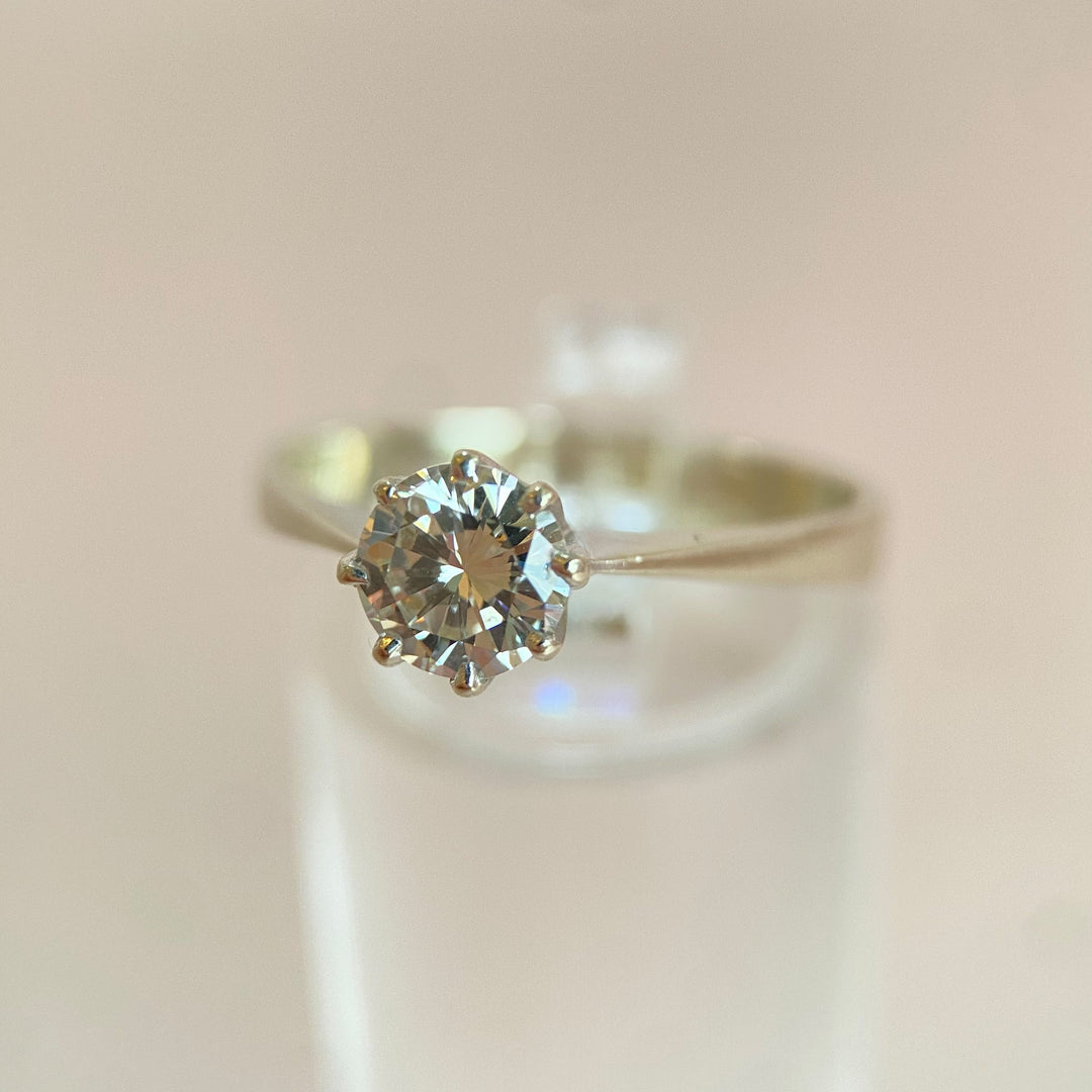 Nahaufnahme des rund geschliffenen Diamanten im Weißgoldring – funkelnde Facetten und moderne Fassung