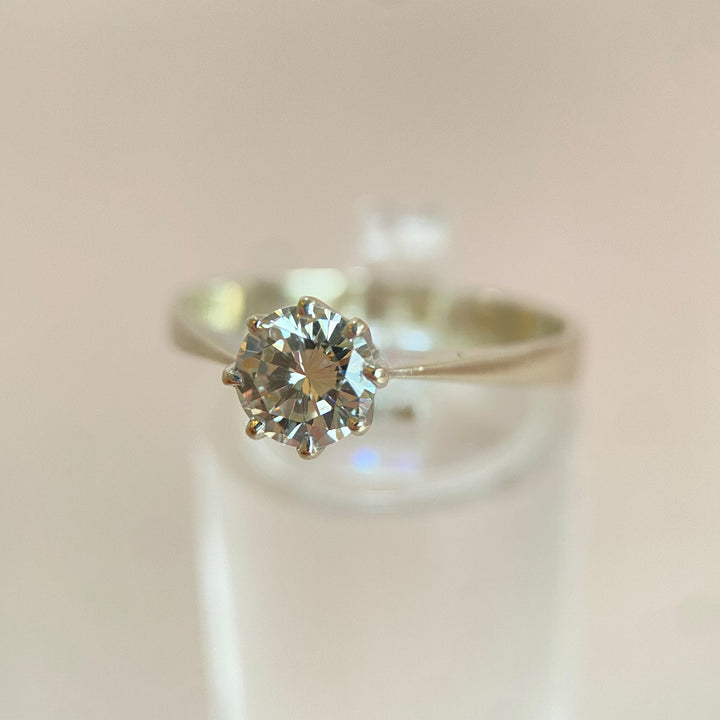 Nahaufnahme des rund geschliffenen Diamanten im Weißgoldring – funkelnde Facetten und moderne Fassung