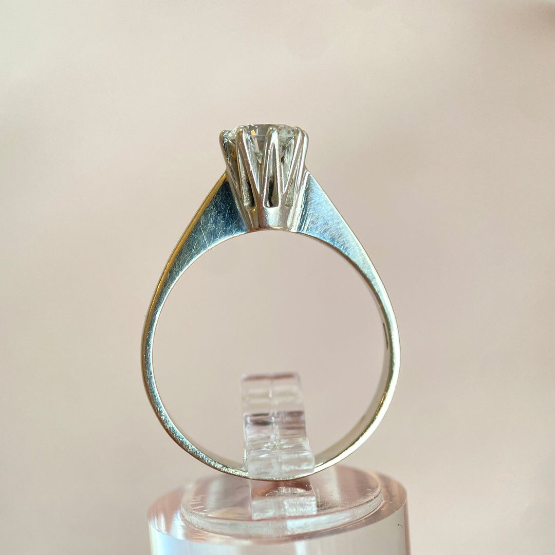 Seitenansicht des eleganten Weißgoldrings mit Diamant – hochwertige Fassung und polierte Ringschiene