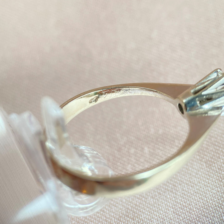 Seitenansicht des eleganten Weißgoldrings mit Diamant – hochwertige Fassung und polierte Ringschiene