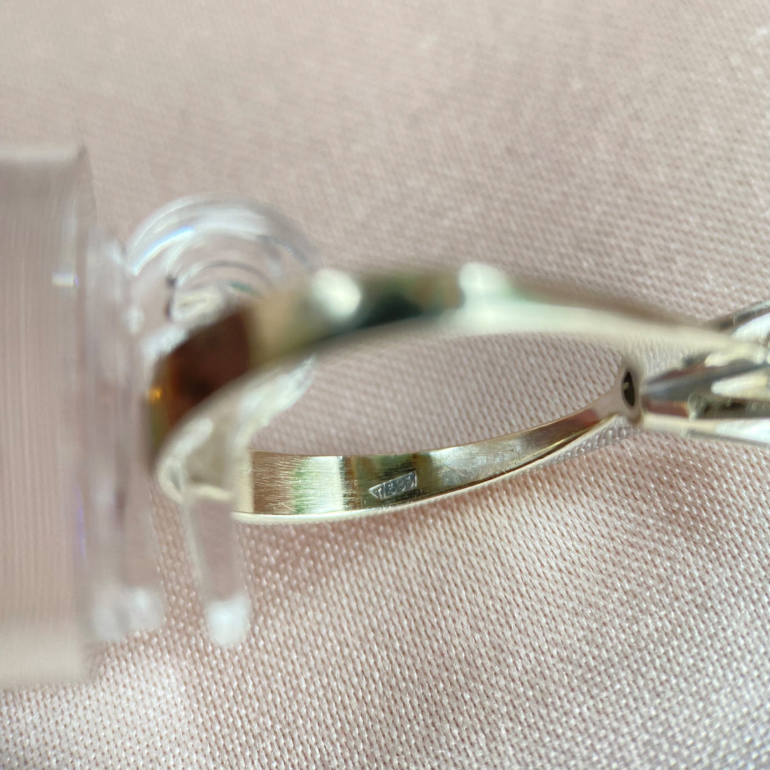 Seitenansicht des eleganten Weißgoldrings mit Diamant – hochwertige Fassung und polierte Ringschiene