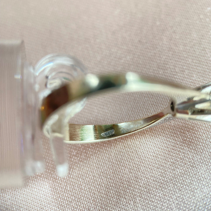 Seitenansicht des eleganten Weißgoldrings mit Diamant – hochwertige Fassung und polierte Ringschiene