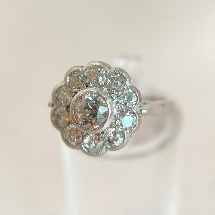 Diamantring aus Weißgold mit alten Schliffformen, Gesamtkarat ca. 1,1 ct, historische Eleganz und handwerkliche Detailarbeit