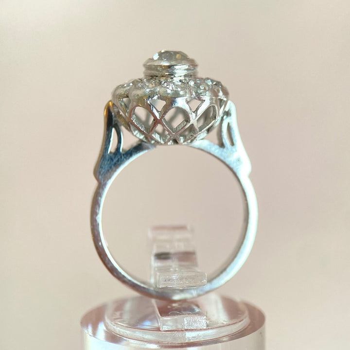 Seitenaufnahme des Weißgoldrings mit historischen Diamantschliffen, zeigt Ringschiene und Fassungsstruktur