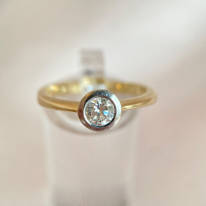 Eleganter Vintage-Ring aus Gelb- und Weißgold 585 mit brillant geschliffenem Diamant ca. 1,30 ct – klassisches Design mit Zargenfassung