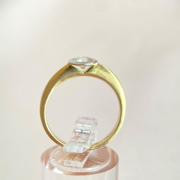 Detail der Zargenfassung und feinen Goldbearbeitung am Vintage-Diamantring