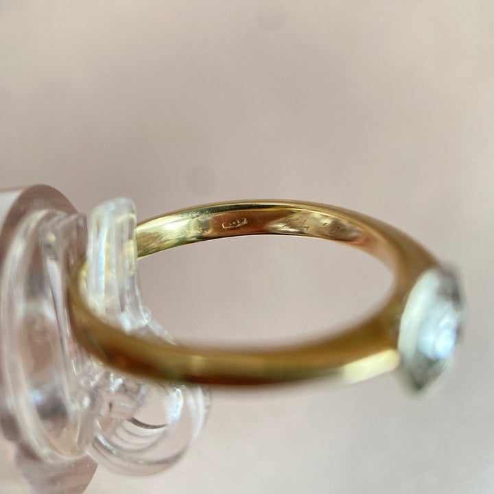 Detail der Zargenfassung und feinen Goldbearbeitung am Vintage-Diamantring