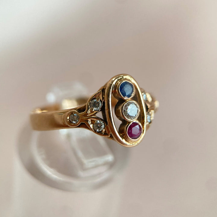 Seitenansicht des Gelbgoldrings mit historischer Zargenfassung für Edelsteine, zeigt Ringschiene und Metallfarb