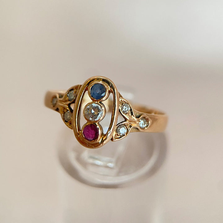 Historischer Gelbgoldring 585 aus dem frühen 20. Jahrhundert mit sieben Diamanten, Rubin und blauem Saphir im klassischen Zargendesign