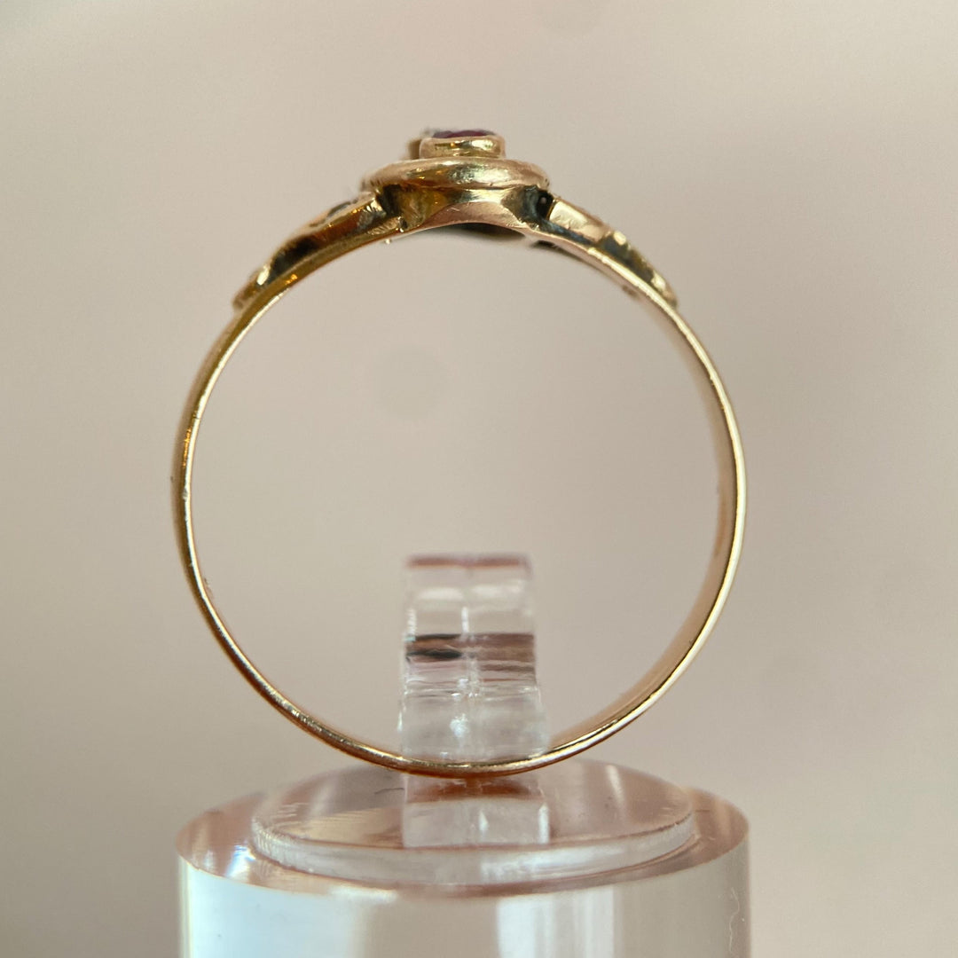Studioaufnahme des ästhetischen historischen Ringdesigns mit Edelsteinkomposition aus Rubin, Saphir und Diamanten, seitlich