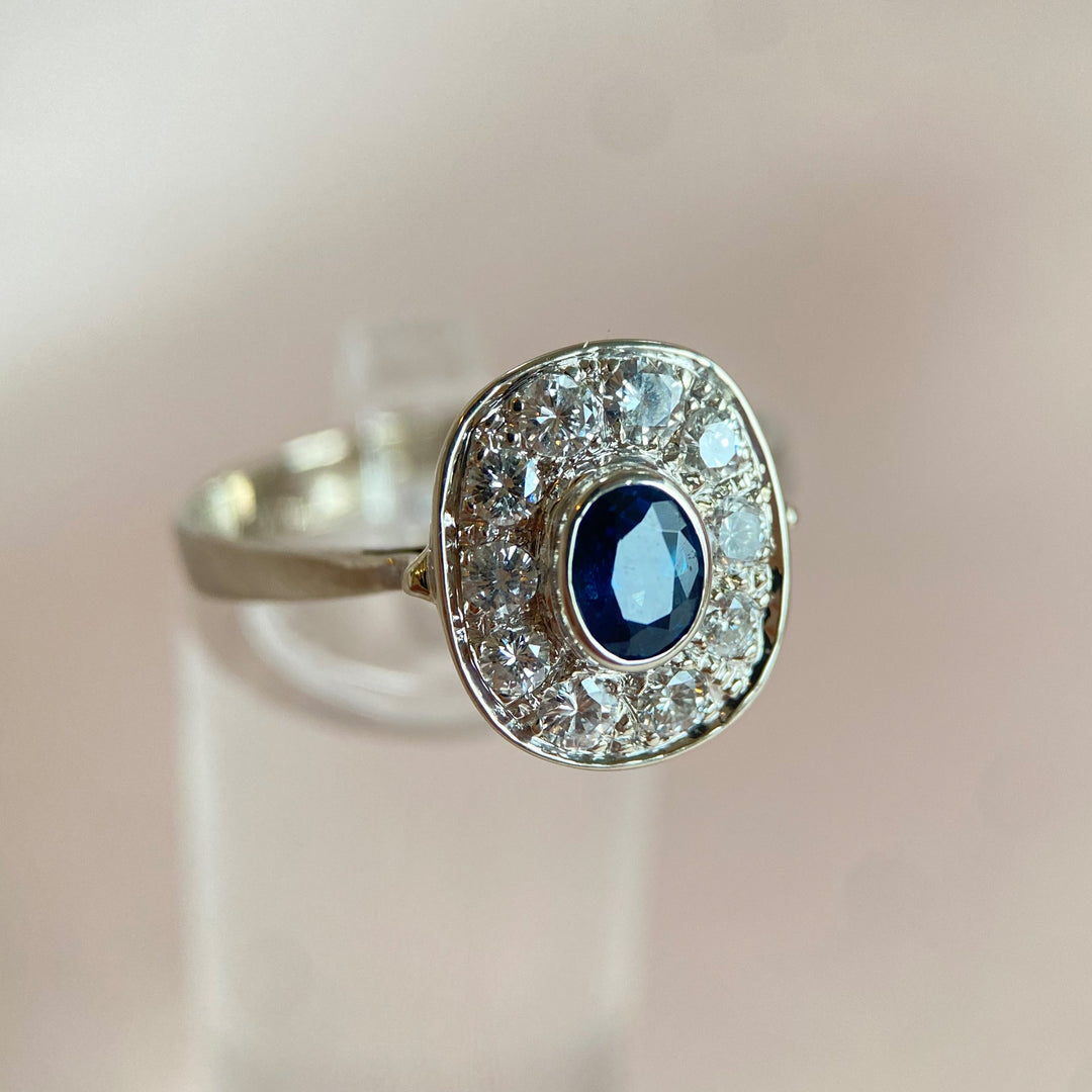 Studioaufnahme des Schmuckrings mit Lichtspiel auf Edelsteinen und feiner Weißgoldoberfläche