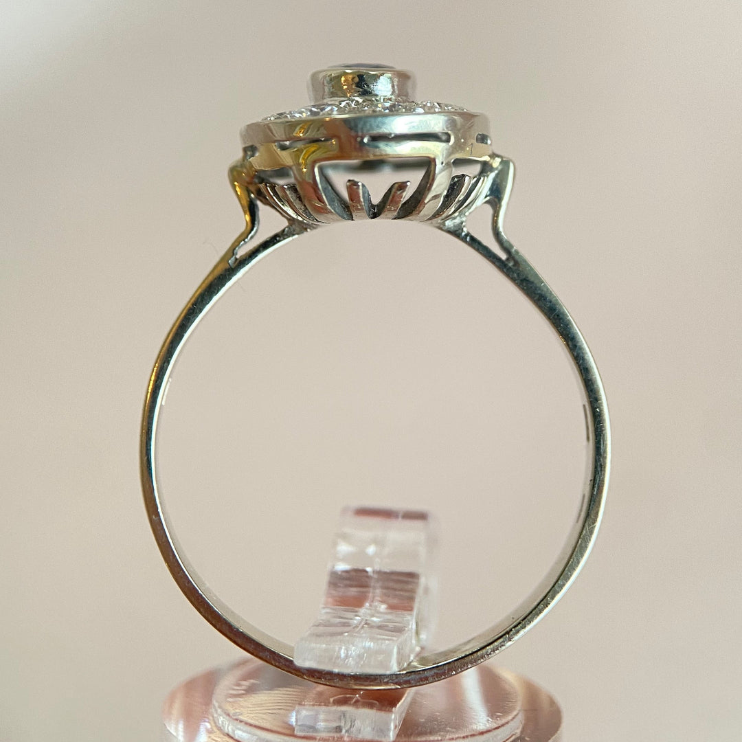 Detailaufnahme der Ringschiene und Weißgold-Oberfläche, zeigt feine Metallarbeit und Glanz