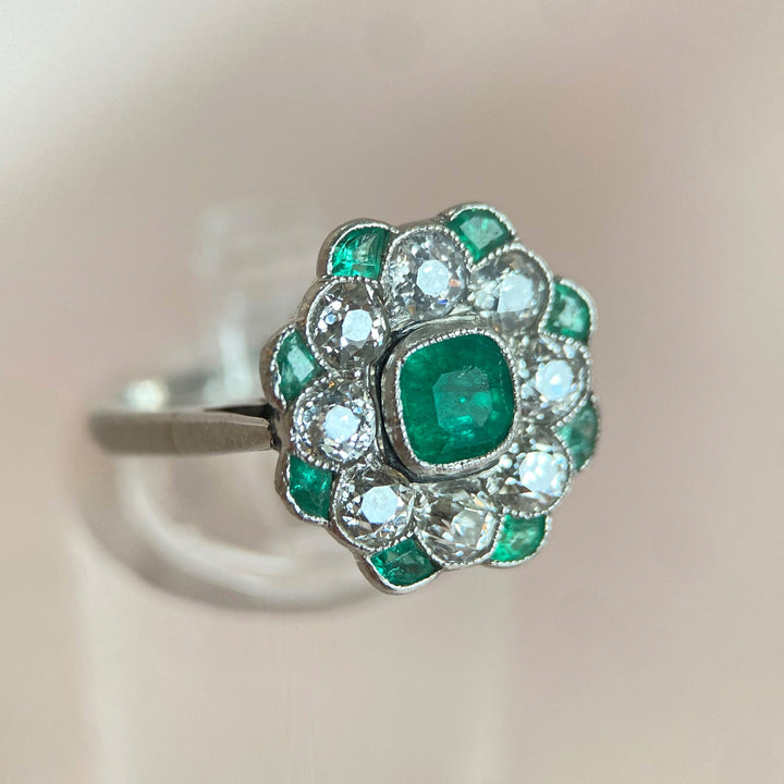 Seitenansicht des antiken Rings aus Platin und Gelbgold mit Smaragden und Diamanten, zeigt Ringschiene und Profil